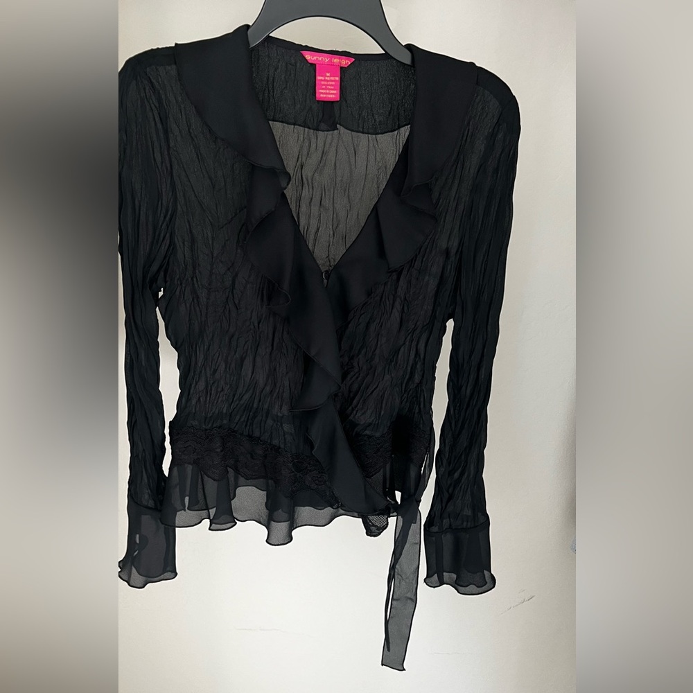 Sunny Leigh PETITE RUFFLE DETAIL TIE FRONT TOP - Picture 2 of 7